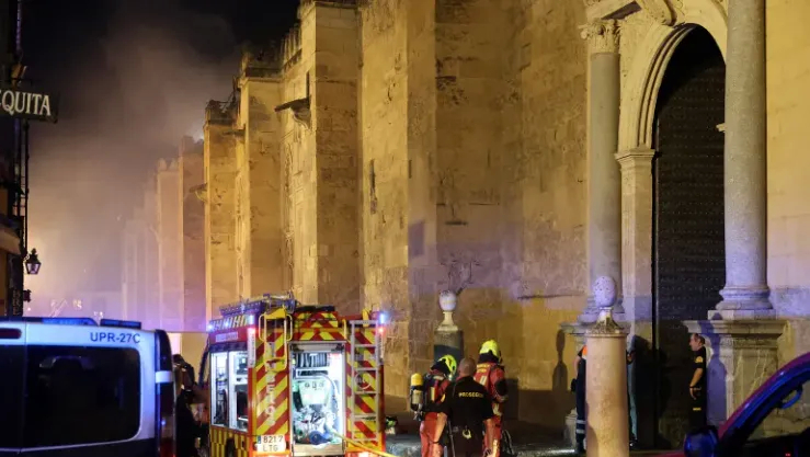 إخماد حريق مسجد قرطبة التاريخي في إسبانيا