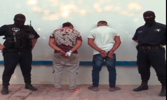 توقيف شخصين مشتبه فيهما بالاعتداء على شخص بواسطة سلاح أبيض محظور بأم البواقي