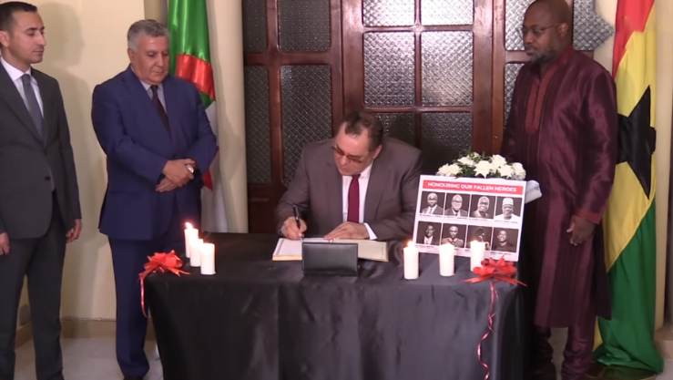 وزير الاتصال يوقّع على سجل التعازي بسفارة غانا بعد فاجعة تحطّم مروحية عسكرية