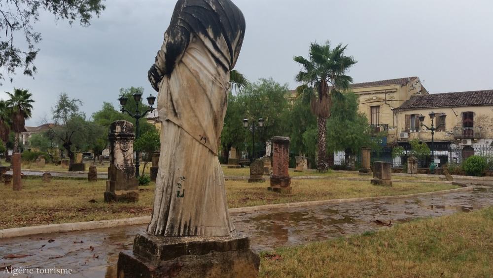 Le Jardin Archéologique (الحديقة الأثرية) située au cœur de la ville de Guelma, en Algérie.