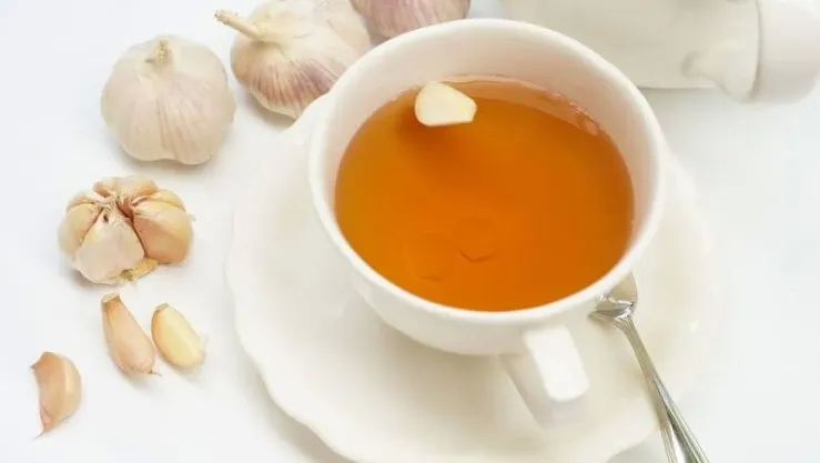 يدعم صحة القلب.. فوائد متعددة لشاي الثوم على الريق