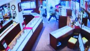 بالفيديو.. لصوص ينهبون مجوهرات بمليوني دولار في أقل من دقيقتين بالولايات المتحدة