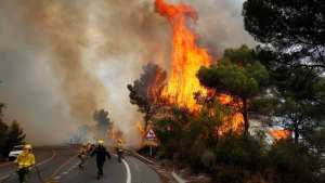 إجلاء أكثر من ألف شخص شمال غرب إسبانيا جراء حرائق الغابات