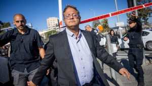 بن غفير يُرهب الأسرى الفلسطينيين بإجبارهم على مشاهدة صور دمار غزة