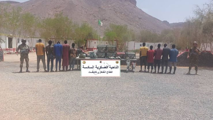 إرهابي يسلم نفسه للسلطات العسكرية ببرج باجي مختار وإنقاذ 562 شخصًا كانوا على متن قوارب تقليدية