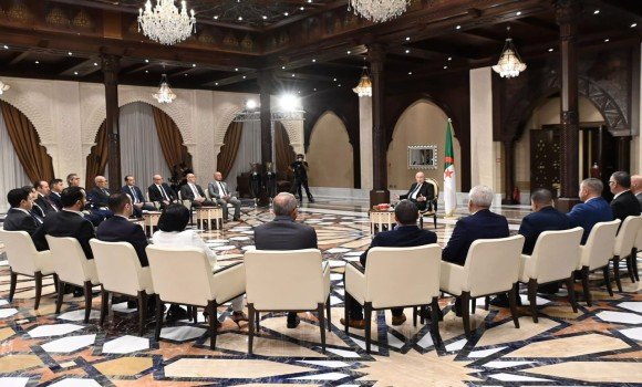 إدراج الصحافة الإلكترونية كآلية لإشهار الصفقات العمومية: القرار التاريخي لرئيس الجمهورية يدخل حيز التنفيذ