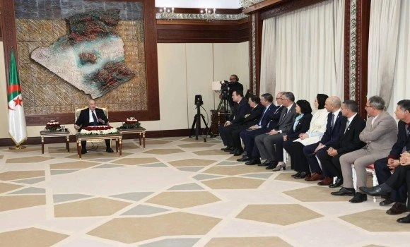 إدراج الصحافة الإلكترونية كآلية لإشهار الصفقات العمومية: القرار التاريخي لرئيس الجمهورية يدخل حيز التنفيذ