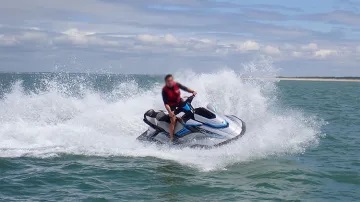 الجات سكي .. رفاهية الشاطئ التي تغامر بالأرواح