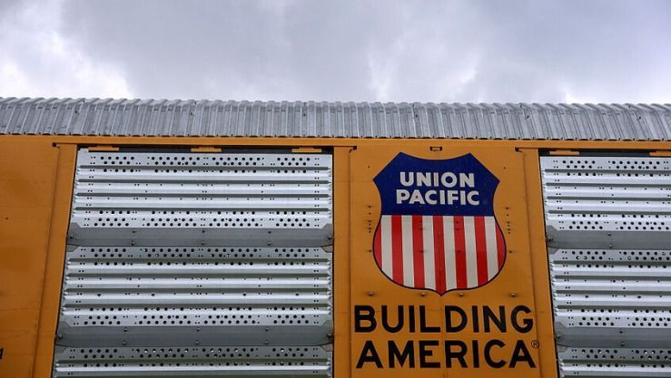 خروج 35 عربة قطار عن مسارها في ولاية تكساس الأمريكية (فيديو)