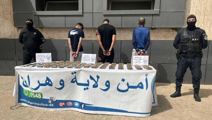 وهران: توقيف 03 أشخاص وحجز قرابة 10 كلغ من الكيف المعالج