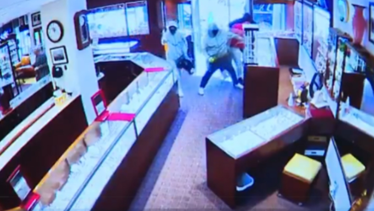 بالفيديو.. لصوص ينهبون مجوهرات بمليوني دولار في أقل من دقيقتين بالولايات المتحدة