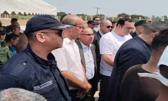 Chute d'un bus dans Oued El Harrach: le ministre de la Communication assiste à l'inhumation d'une des victimes à Alger