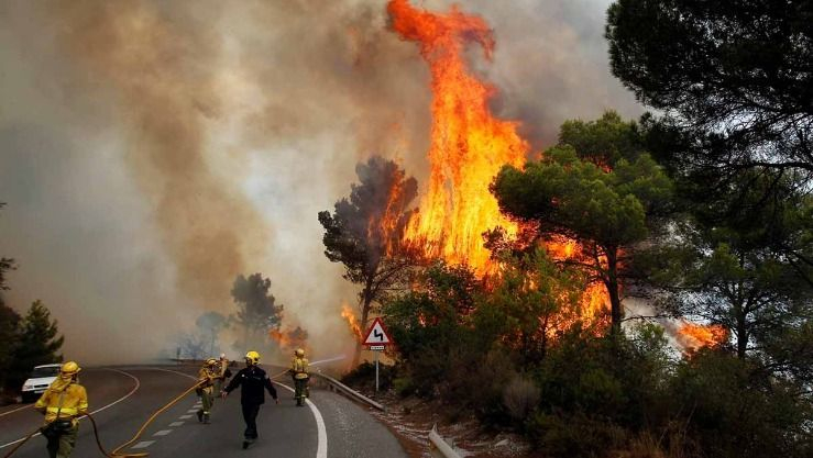 إجلاء أكثر من ألف شخص شمال غرب إسبانيا جراء حرائق الغابات
