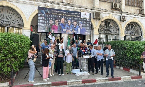 وقفة تضامنية بالجزائر العاصمة تنديدا باغتيال الاحتلال الصهيوني للصحفيين الفلسطينيين بغزة