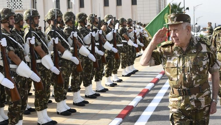 الفريق أول السعيد شنقريحة يهنئ مستخدمي الجيش الوطني الشعبي