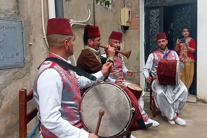 فرق  الزرنة  النسوية تقتحم الأعراس