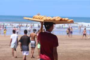 التُجّار الموسميون يغزون الشواطئ