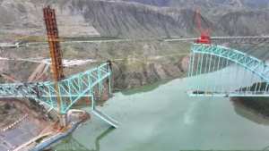 فيديو .. 10 قتلى بانهيار جسر قيد الإنشاء في الصين