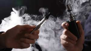 دراسة عالمية: السجائر الإلكترونية ليست أقل ضررًا.. مخاطرها تصل إلى الإدمان والاكتئاب