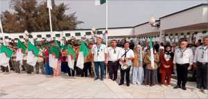 Des camions compacteurs et des bus  de transport scolaire en renfort