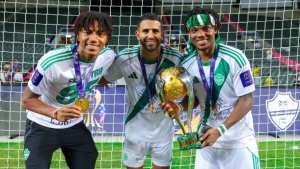 محرز يتوج مع الأهلي بكأس السوبر السعودي