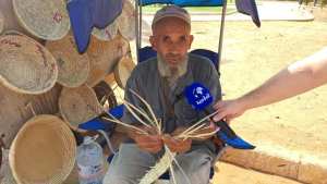 عمي حسين.. شيخ الدوم الذي علّمته الحياة كيف يحوّل الليف إلى مصدر عيش وتراث