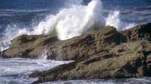 أمواج عالية مرتقبة عبر عدة مناطق بالشريط الساحلي ابتداء من يوم الخميس