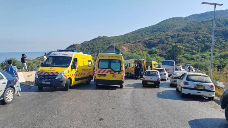 حصيلة أولية: 3 وفيات و12 مصاب في حادث اصطدام بين حافلة وشاحنة بالطارف