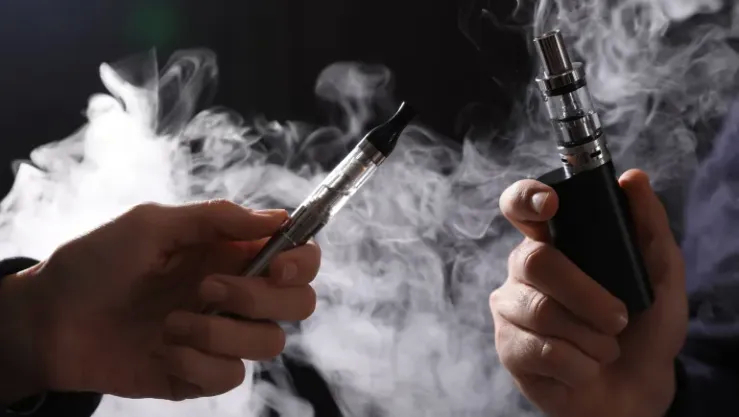 دراسة عالمية: السجائر الإلكترونية ليست أقل ضررًا.. مخاطرها تصل إلى الإدمان والاكتئاب