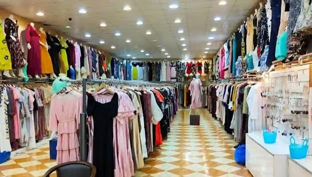 نسوة عرضة لالتقاط صور لهن خلسة