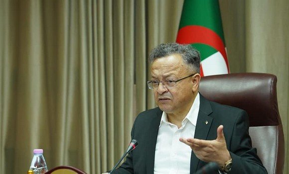 بداري يجتمع بإطارات الوزارة