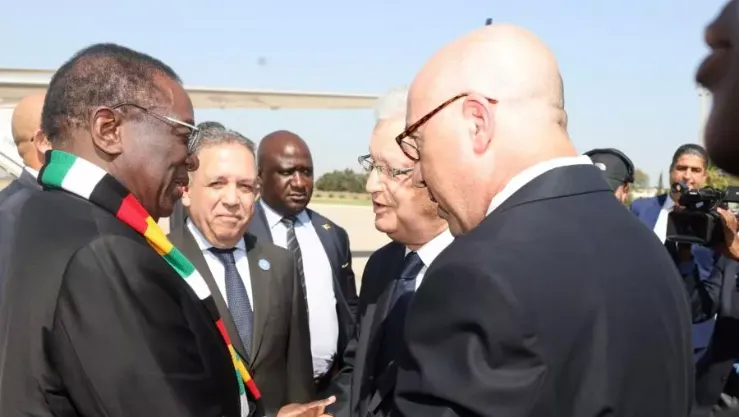 رئيس زيمبابوي إمرسون دامبودزو منانغاغوا يحل بالجزائر في زيارة رسمية تدوم يومين