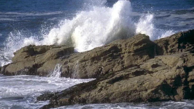 أمواج عالية مرتقبة عبر عدة مناطق بالشريط الساحلي ابتداء من يوم الخميس