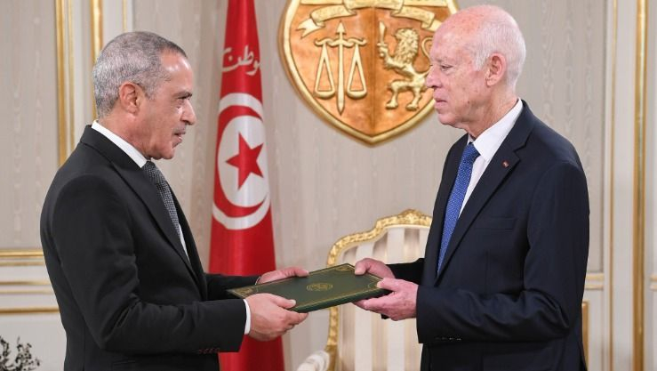 سفير الجزائر بتونس يسلم لقيس سعيد دعوة من الرئيس تبون