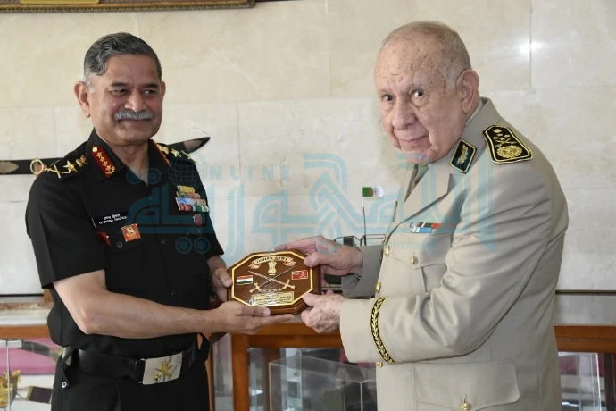 الفريق أول السعيد شنڨريحة يستقبل رئيس أركان القوات البرية الهندية