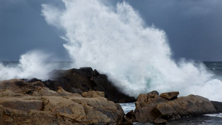 الأرصاد الجوية تحذر : أمواج عالية على هذه الشواطئ