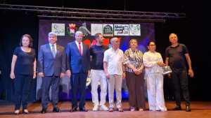 في ختام مهرجان الفكاهة... والي وهران يكرم شخصيات ثقافية جزائرية بارزة