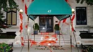 صور  احتجاجا على تغطية حرب غزة.. متظاهرون يهاجمون منزل رئيس تحرير نيويورك تايمز