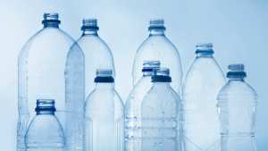 بحث علمي يكشف مخاطر شرب مياه الزجاجات البلاستيكية