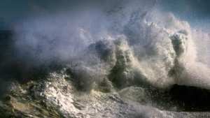 أمواج عالية على طول الشريط الساحلي الغربي