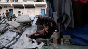 يشبه  كورونا .. فيروس غامض يغزو مخيمات النزوح في غزة