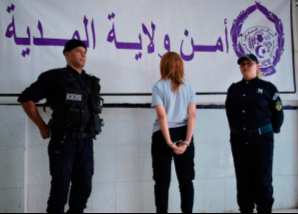 Arrestation d'une jeune femme activant sur les réseaux sociaux