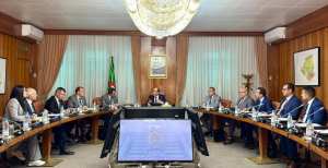 لوزير الأول بالنيابة  يترأس اجتماع عمل خصص لتنظيم معارض جهوية على مستوى الولايات الكبرى وكذا معارض ولائية ونقاط تسويق محلية للأدوات المدرسية