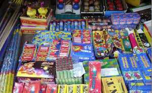 طاولات بيع الألعاب النارية تغزو الشوارع