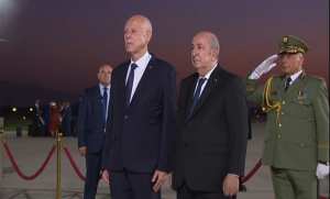 IATF 2025 : le président de la République accueille son homologue tunisien à l'Aéroport international d'Alger