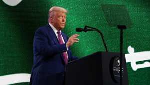 ترامب: إدارتي اتخذت الخطوة الأولى لتطبيع العلاقات مع سوريا