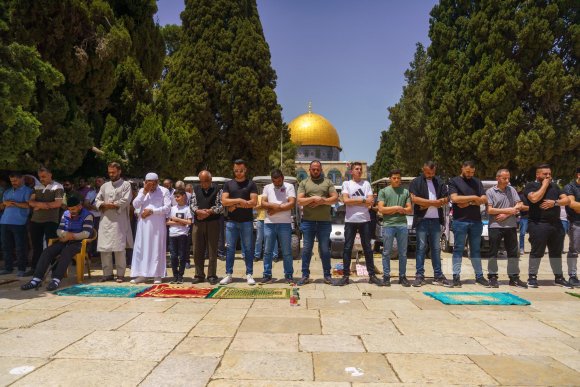 عشرات الآلاف يؤدون صلاة الجمعة في المسجد الأقصى رغم التشديدات العسكرية للاحتلال الصهيوني