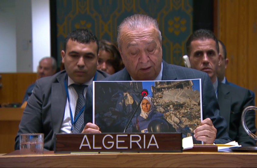 بن جامع يحبس دموعه