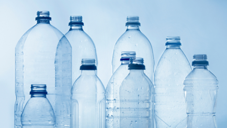 بحث علمي يكشف مخاطر شرب مياه الزجاجات البلاستيكية