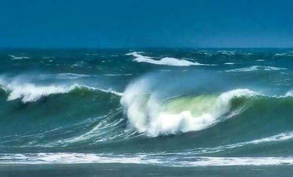 أمواج عالية ورياح قوية على عدة مناطق ساحلية  الأحد